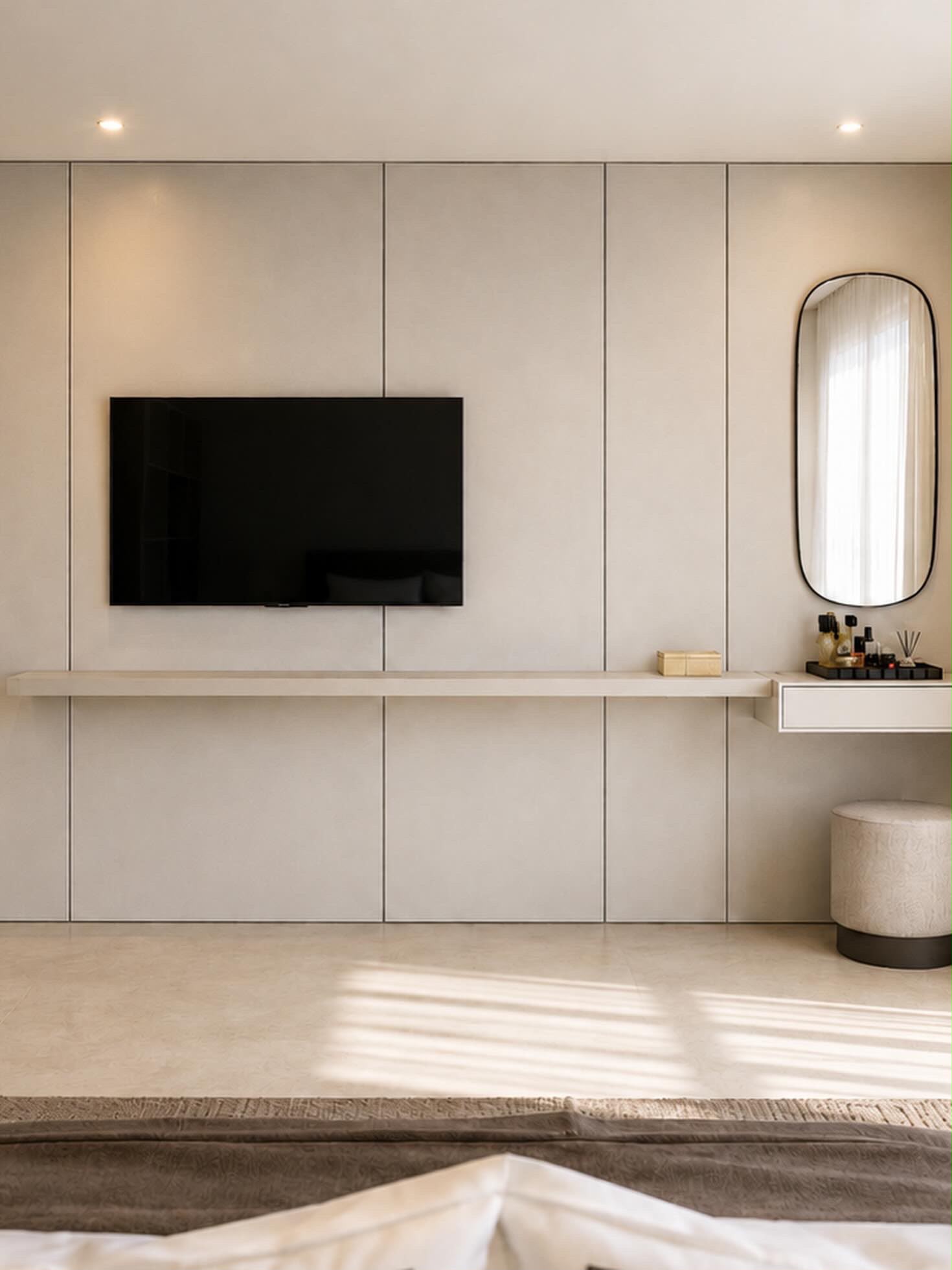 Parede de TV embutida com painel lacado, prateleira suspensa e espelho oval na Casa Peral